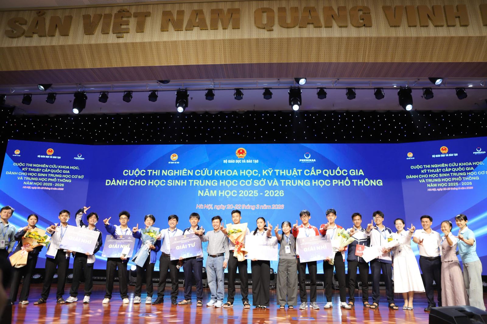 HỌC SINH ĐẠT GIẢI KỲ THI KHOA HỌC KĨ THUẬT CẤP QUỐC GIA