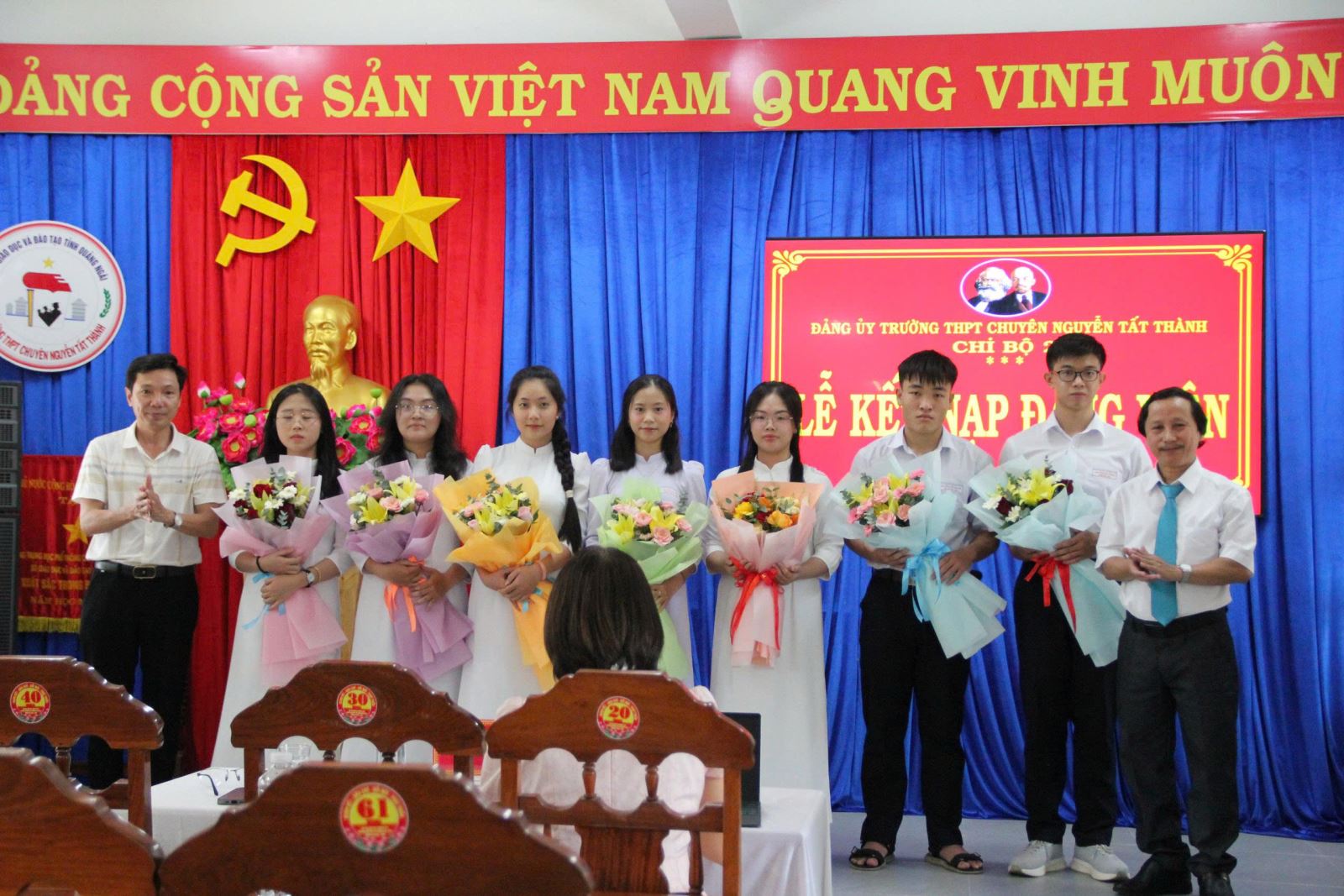 TRƯỜNG THPT CHUYÊN NGUYỄN TẤT THÀNH TỔ CHỨC LỄ KẾT NẠP ĐẢNG VIÊN LÀ HỌC SINH NĂM HỌC 2025 - 2026